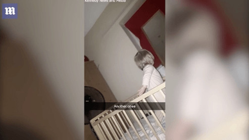 Hayaletlerle konuşan bebeğini videoya çekti