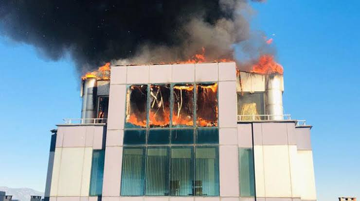 Antalya'da iş merkezinde yangın paniği