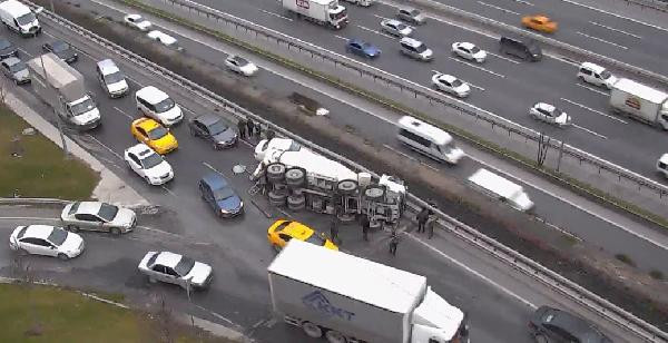 Beton mikseri otomobilin üzerine devrildi ! Feci kaza kamerada - Resim : 2