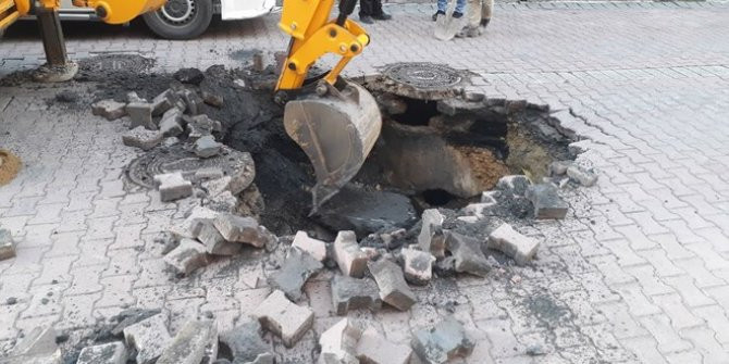 İstanbul Avcılar'da yol çöktü