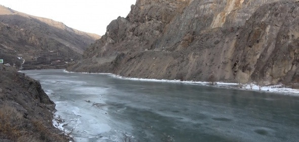 Türkiye'nin en hızlı akan nehri dondu!