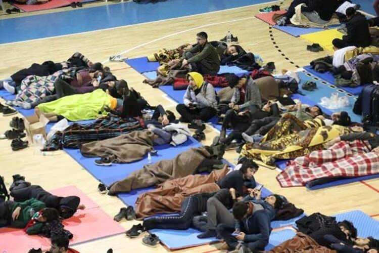 Depremzedeler geceyi böyle geçirdi