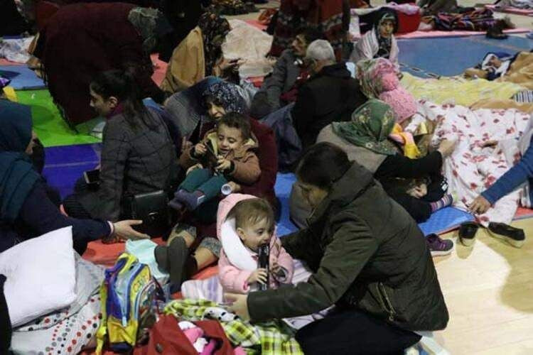 Depremzedeler geceyi böyle geçirdi