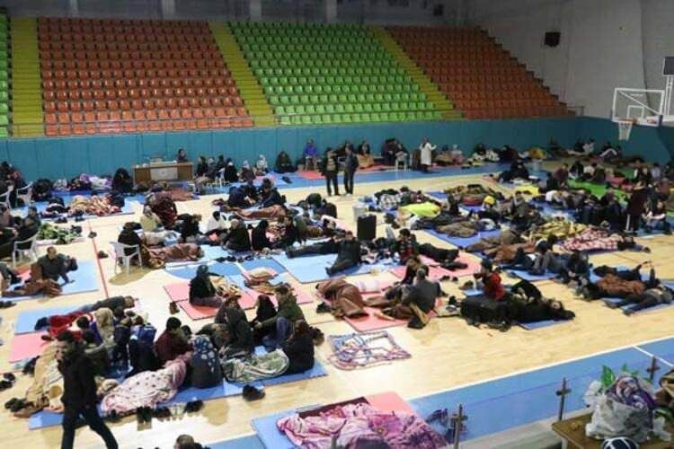 Depremzedeler geceyi böyle geçirdi