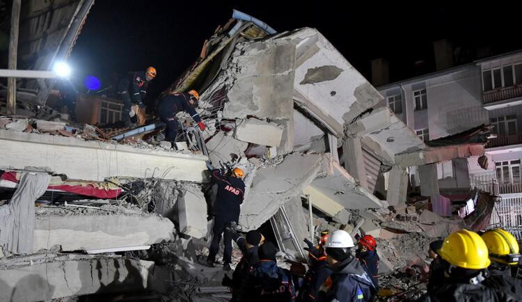 ''Üzüntüden gözümü kırpmadım...'' Ünlülerden deprem mesajları