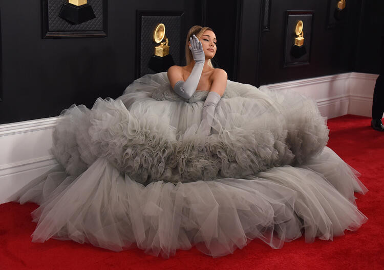 Grammy Ödülleri'nde kırmızı halıya damga vuran kıyafetler