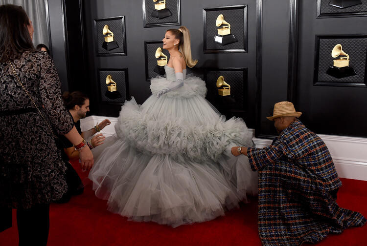 Grammy Ödülleri'nde kırmızı halıya damga vuran kıyafetler