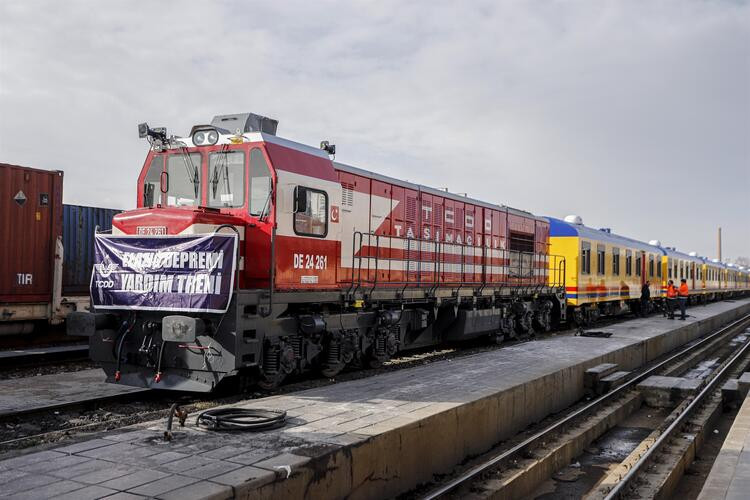 TCDD'nin yardım treni Elazığ'a ulaştı
