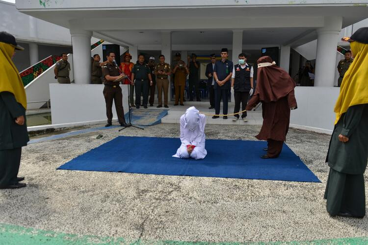 Endonezya'nın ilk kadın kırbaçcısı ortaya çıktı