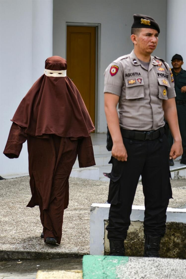 Endonezya'nın ilk kadın kırbaçcısı ortaya çıktı