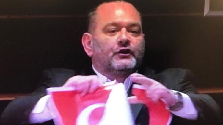 Yunan milletvekili Türk Bayrağı'nı yırttı!