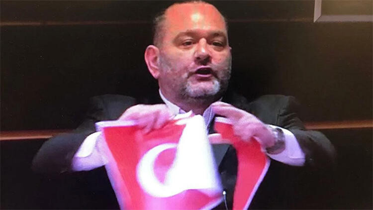 Bakan Çavuşoğlu, Türk bayrağı yırtan ırkçı vekile ateş püskürdü