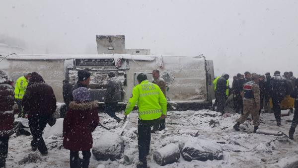 Erzincan'da yolcu otobüsü devrildi: 46 yaralı - Resim : 1