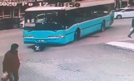 Bursa'da otobüsün kadına çarpma anı kamerada !