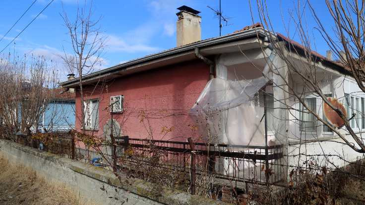 Hırsızlar yaşlı kadının evini soydu