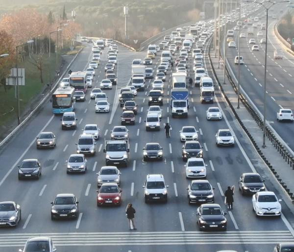 Otoyollardaki seyyar satıcıların geliri 6 bin lirayı buluyor