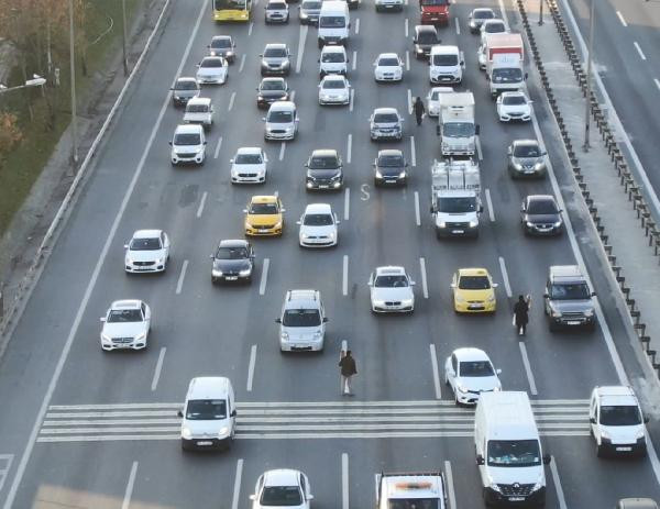 Otoyollardaki seyyar satıcıların geliri 6 bin lirayı buluyor