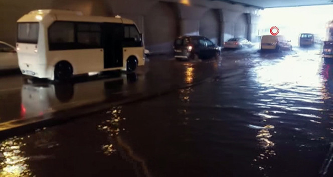 İstanbul'da altgeçit sular altında kaldı