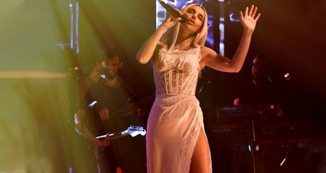 Gülşen'in derin yırtmaçlı elbisesi sosyal medyanın diline düştü