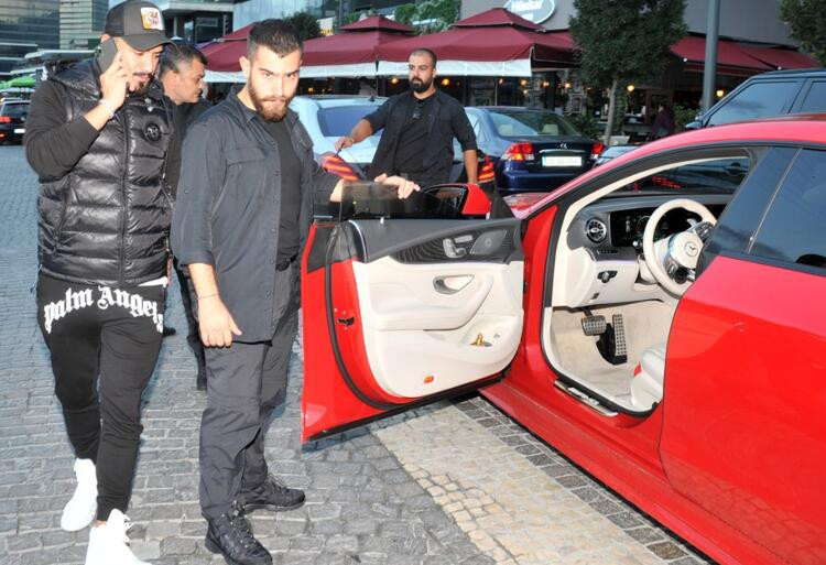 Selin Ciğerci koruma ordusuyla geziyor
