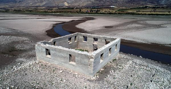Baraj suları çekilince eski yerleşim yeri gün yüzüne çıktı