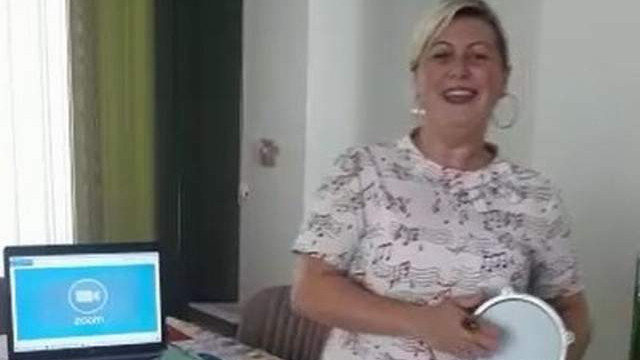 Kadın öğretmenden Bakan Selçuk'a şarkılı türkülü gönderme