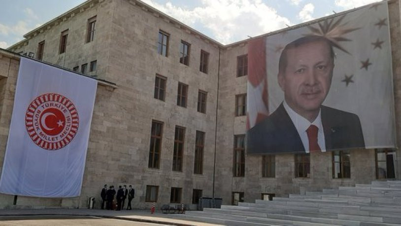 TBMM'nin Şeref Kapısı'na Erdoğan posteri asıldı