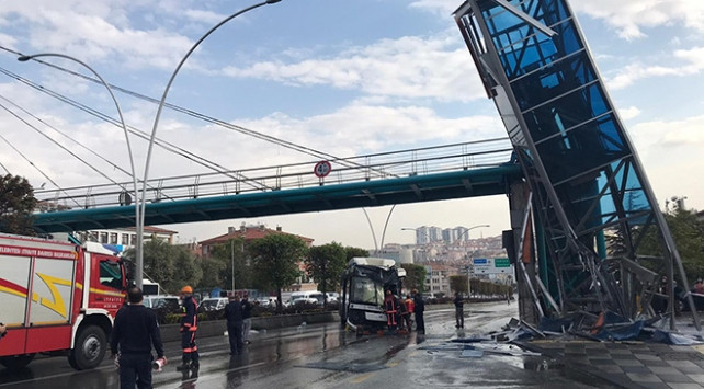 Otobüs üst geçit asansörüne çarptı: Yaralılar var!