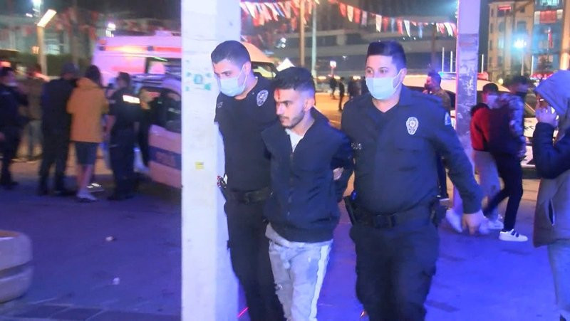 Taksim'de iki grup arasında bıçaklı kavga