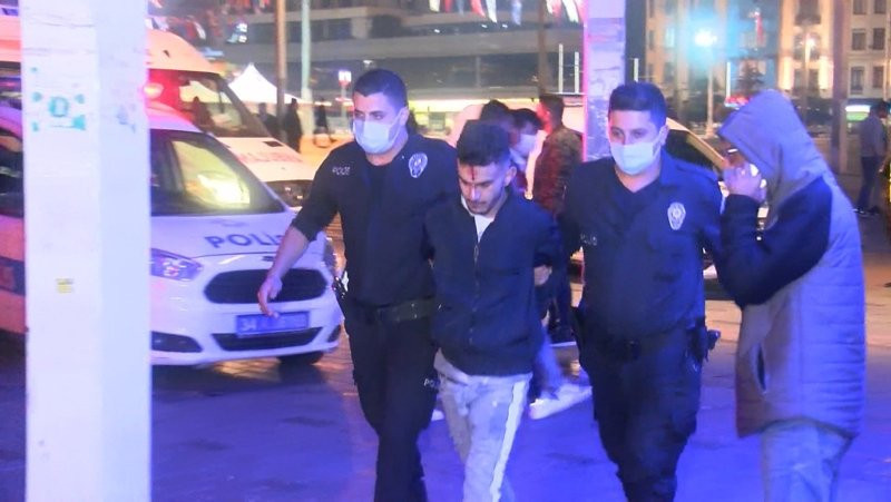 Taksim'de iki grup arasında bıçaklı kavga