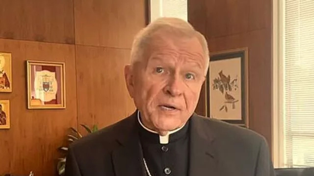 Rahibin 2 kadınla cinsel ilişkiye girdiği kilise sunağını yaktılar