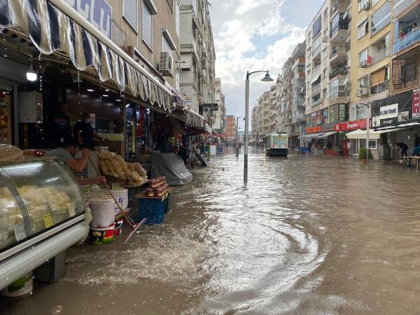İzmir'de cadde ve sokaklar göle döndü