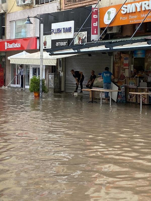 İzmir'de cadde ve sokaklar göle döndü