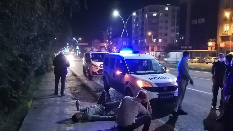 Yol kesip iki kardeşi dövdüler!