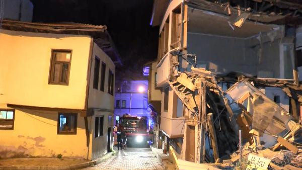 Bursa'da bir asırlık tarihi bina çöktü - Resim : 1