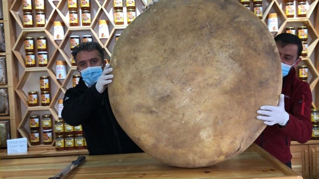 2,5 ton sütten yapılan dev gravyer peyniri büyük ilgi gördü