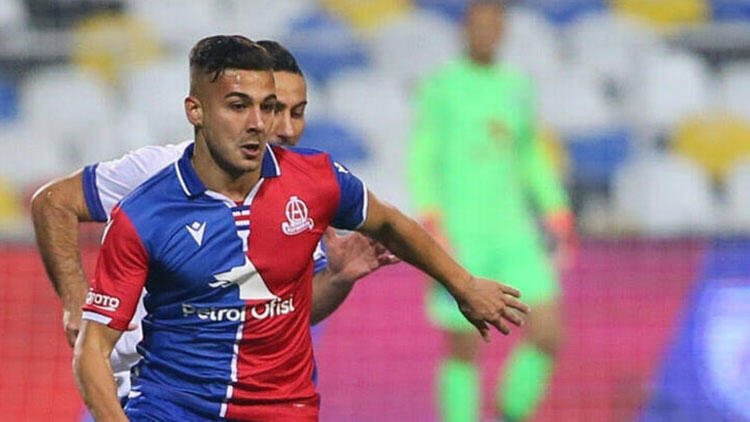 Ezeli rakipler transferde karşı karşıya