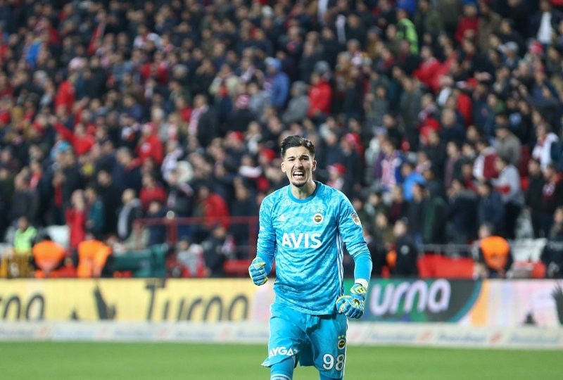 Altay Bayındır efsane kalecinin radarında! - Resim: 2