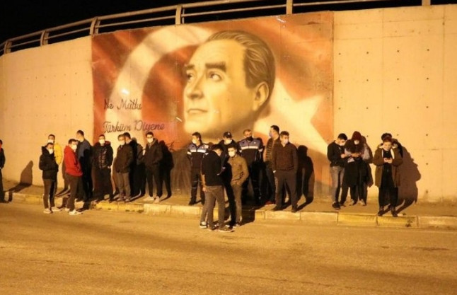 Vatandaş Atatürk için gece nöbetinde!