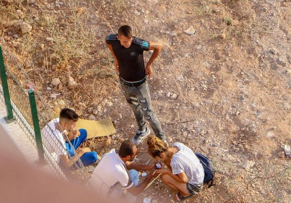 Şehrin göbeğindeki arazide uyuşturucu partisi! Şırıngayı boynuna sapladı