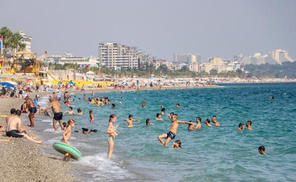 Antalya'da, ekimde deniz ve güneş keyfi
