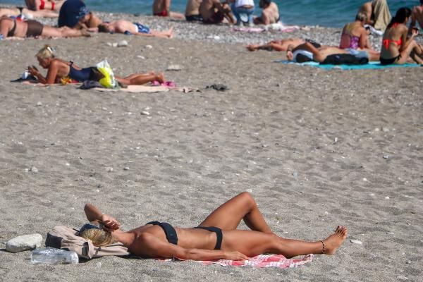 Antalya'da, ekimde deniz ve güneş keyfi