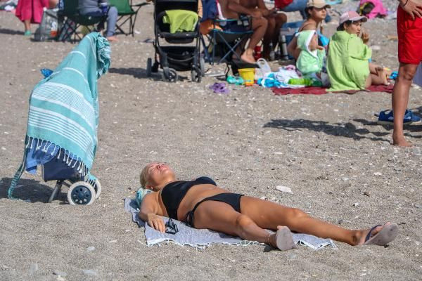 Antalya'da, ekimde deniz ve güneş keyfi