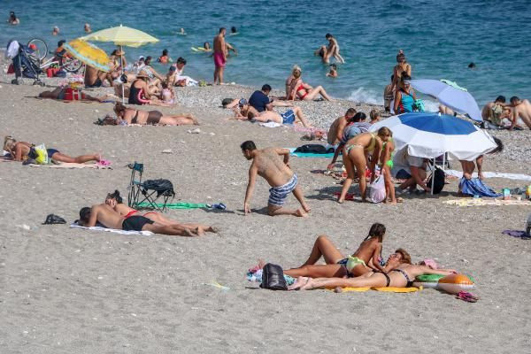 Antalya'da, ekimde deniz ve güneş keyfi