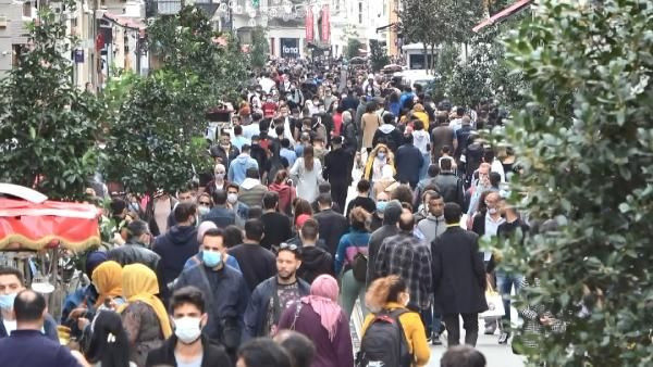 Taksim'de koronavirüse rağmen dikkat çeken kalabalık