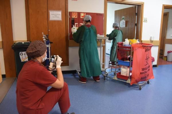 Pandemi servisinde çalışan doktor, süreci kare kare fotoğrafladı