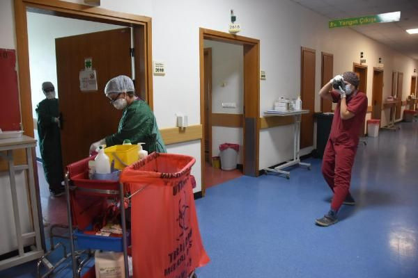 Pandemi servisinde çalışan doktor, süreci kare kare fotoğrafladı