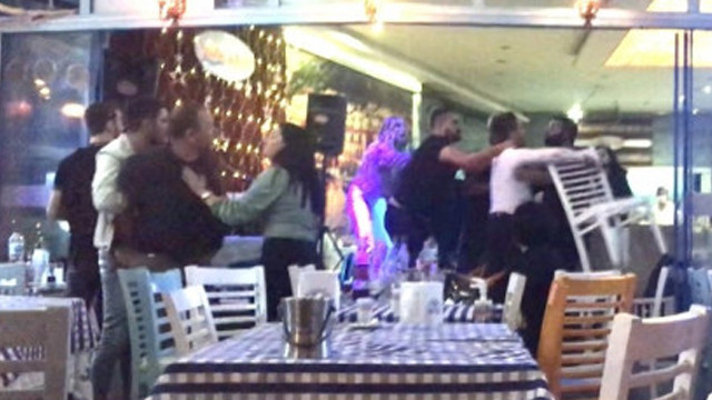Eğlence mekanı savaş alanına döndü! Sandalye ve şişeler havada uçuştu