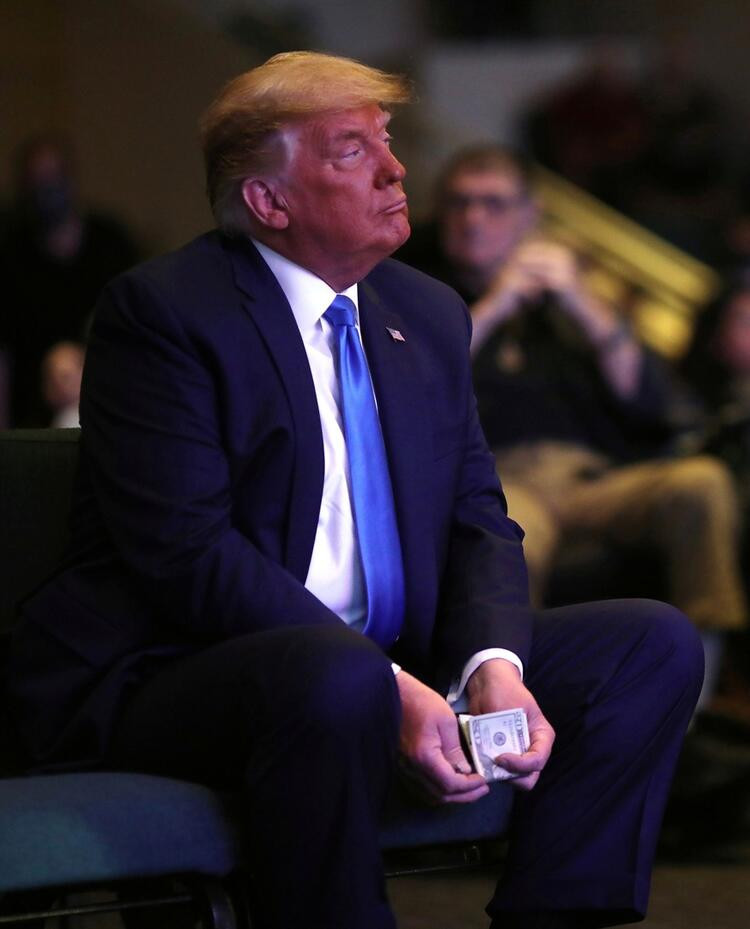 Ayinde bağış yapan Trump'ın hareketi olay oldu!