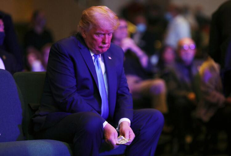 Ayinde bağış yapan Trump'ın hareketi olay oldu!